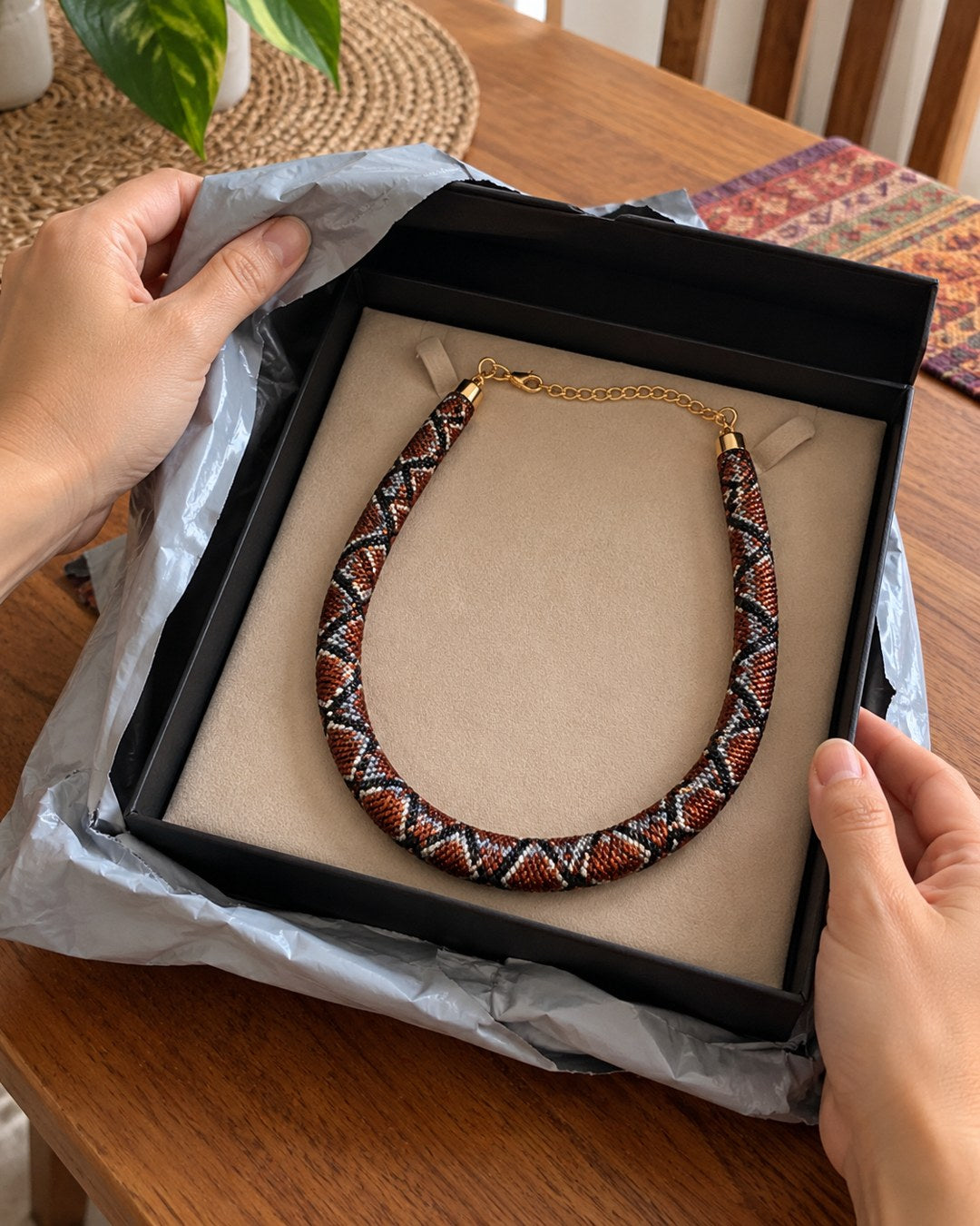 Escena ilustrativa de unboxing del Collar Serpiente Venora