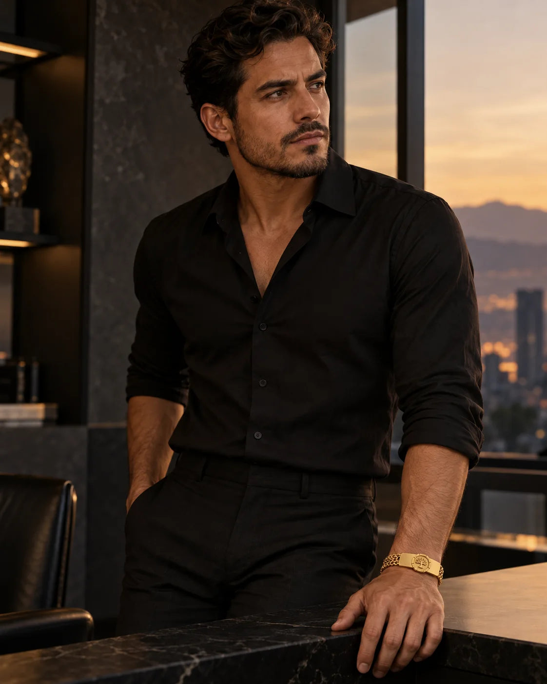 Modelo ilustrativo con camisa negra y pulsera